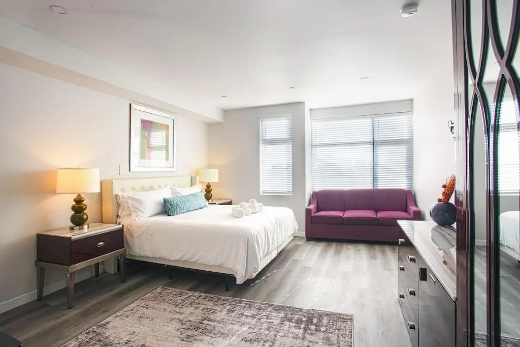 Luxurious In Heart Of W Cali King San Diego