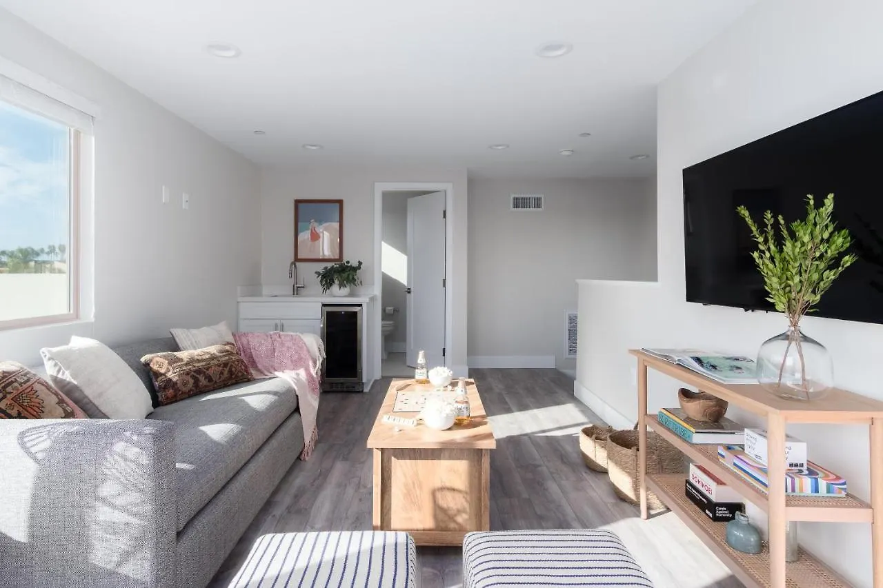 Skyline - Modern Retreat W Spacious Patio & Rooftop Views *