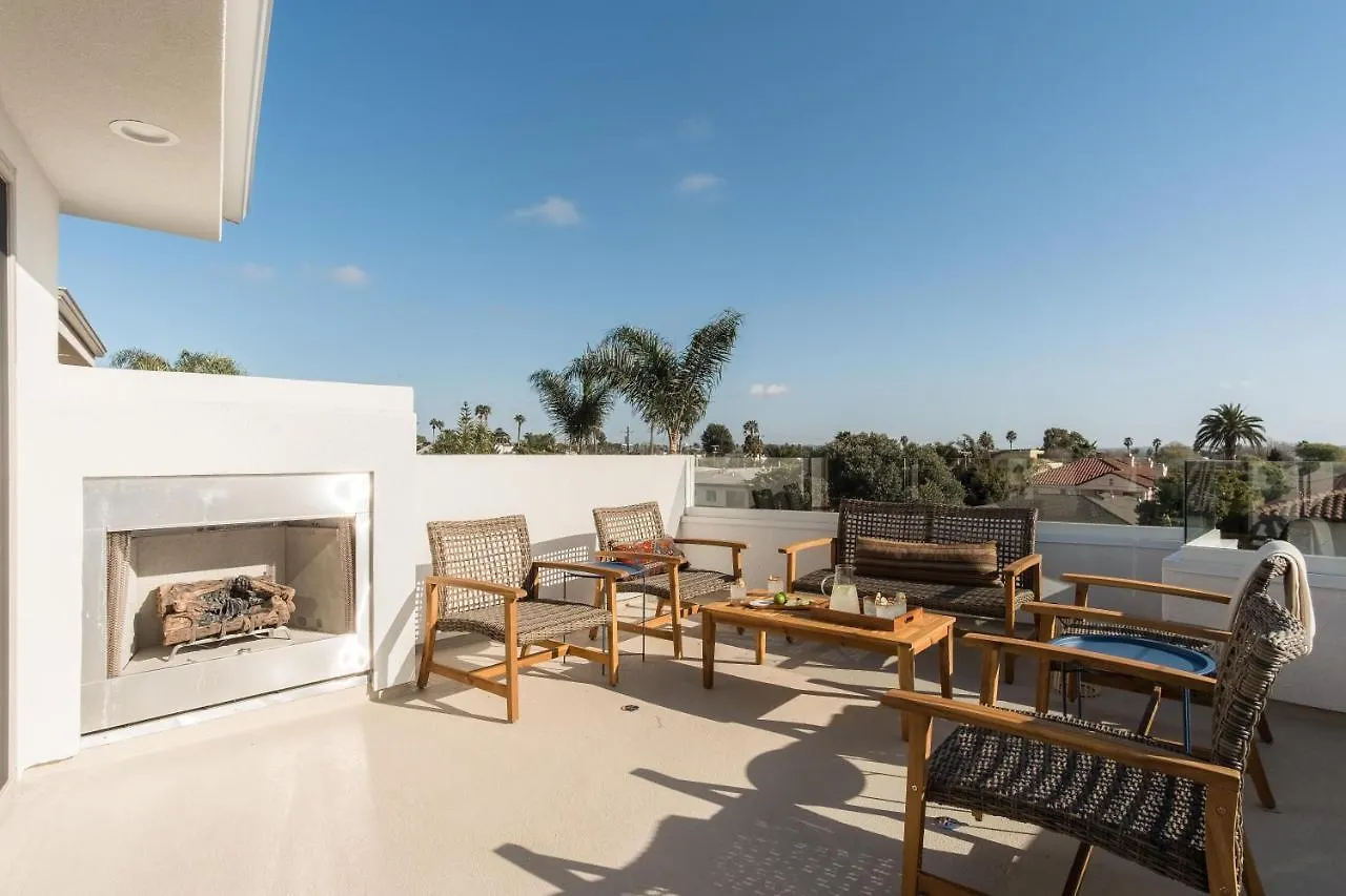 Skyline - Modern Retreat W Spacious Patio & Rooftop Views Holiday home