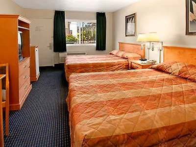 Howard Johnson By Wyndham Circle Hotel San Diego