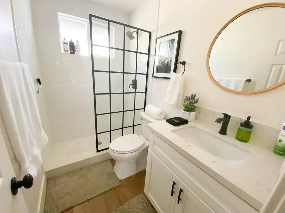 Stunning Urban Minutes From Downtown Holiday home *