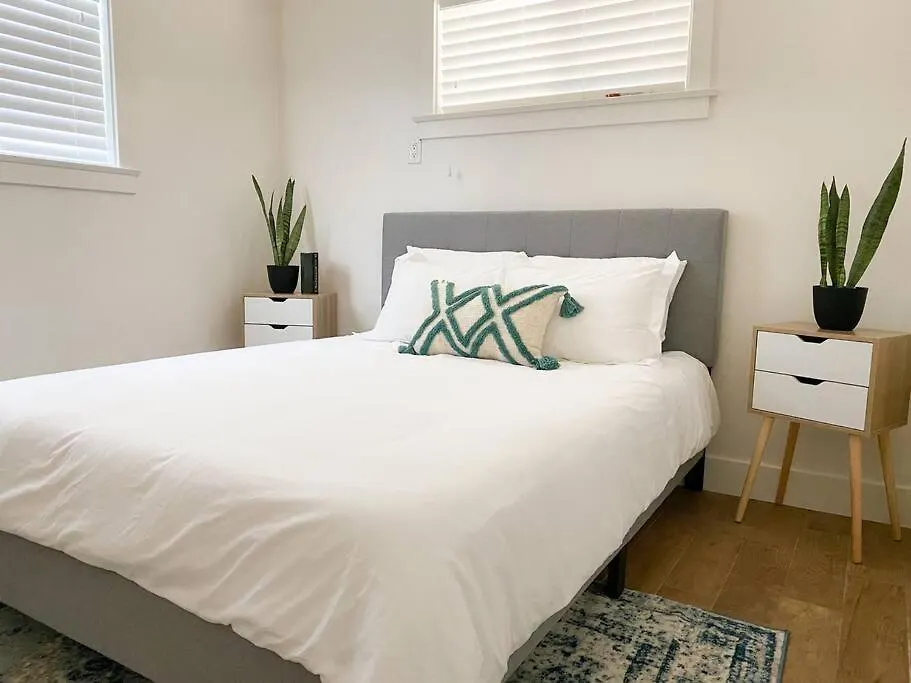 Stunning Urban Minutes From Downtown Holiday home *