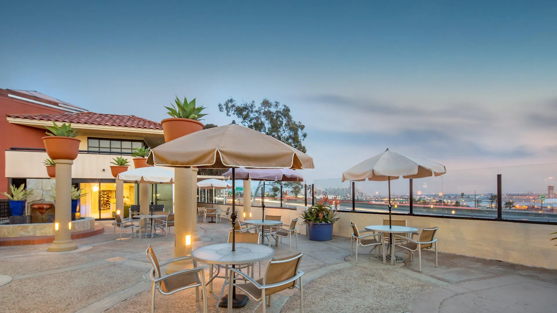 Hotel Express Airport-old Town By Ihg 2*