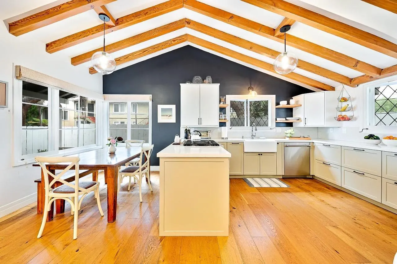 Gorgeous Coastal Four-bedroom Steps From Windansea 度假居 *