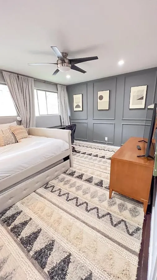 Holiday home Large House With Jacuzzi, Backyard & Ping Pong