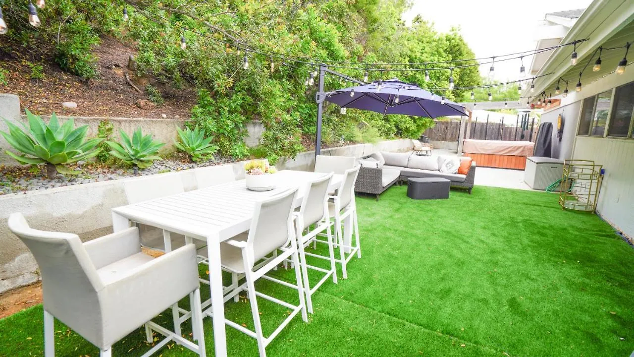 Large House With Jacuzzi, Backyard & Ping Pong Holiday home