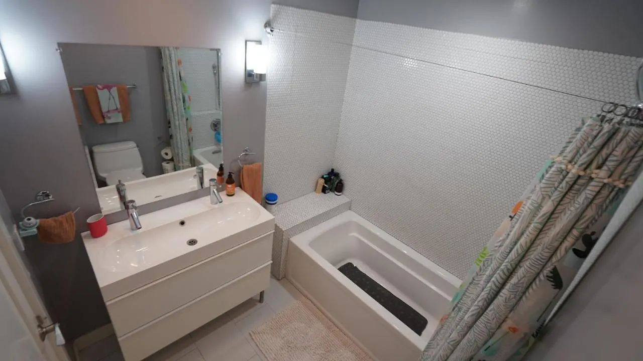 Holiday home Large House With Jacuzzi, Backyard & Ping Pong