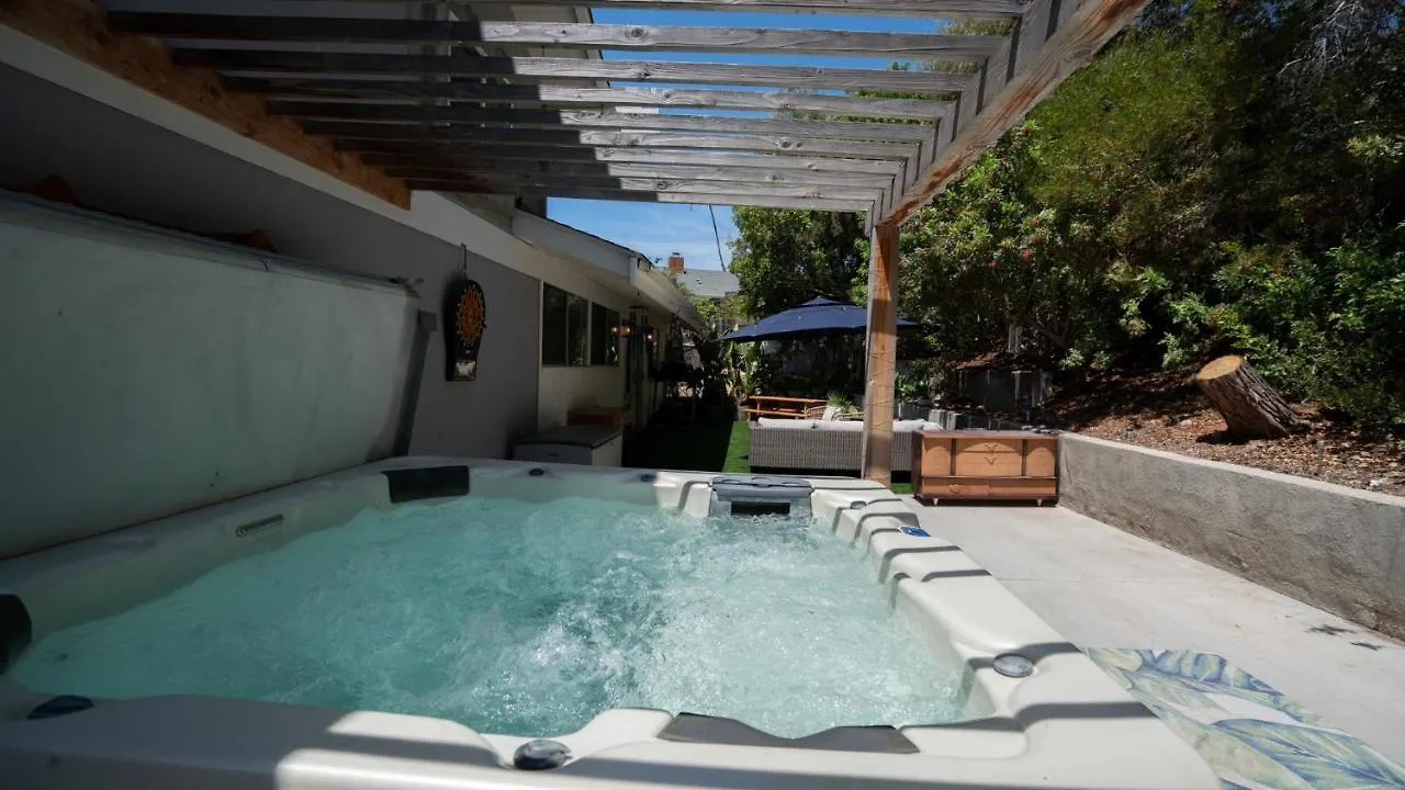 Holiday home Large House With Jacuzzi, Backyard & Ping Pong *