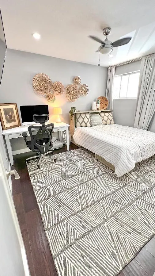 Holiday home Large House With Jacuzzi, Backyard & Ping Pong