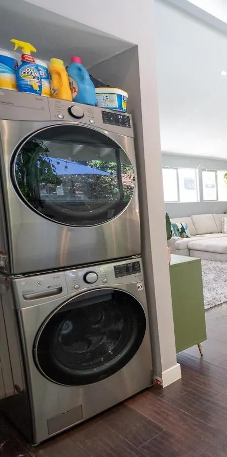 Large House With Jacuzzi, Backyard & Ping Pong Holiday home *