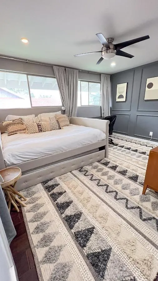 Large House With Jacuzzi, Backyard & Ping Pong Holiday home