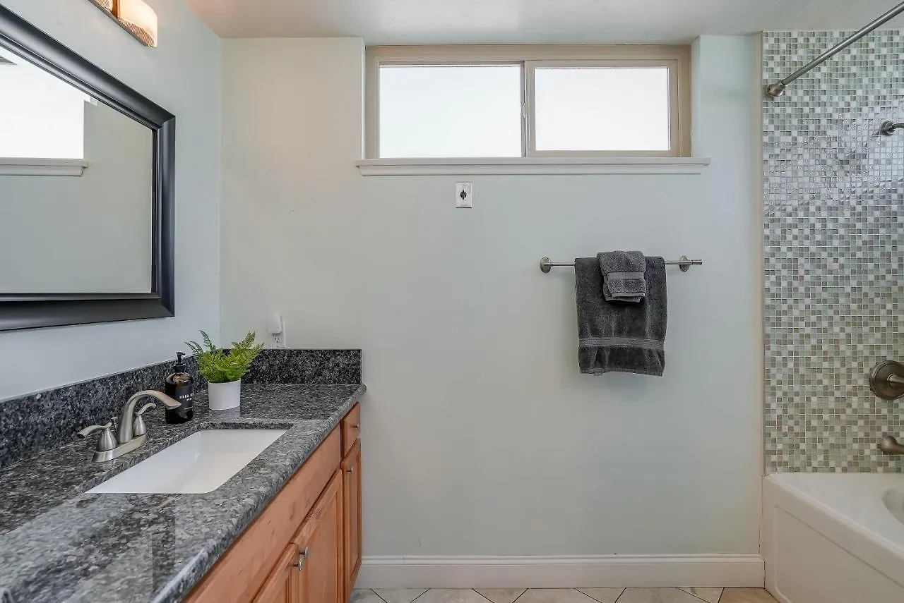 Holiday home Stunning South Mission - Ac, Private Patio, Grill And Garage! *