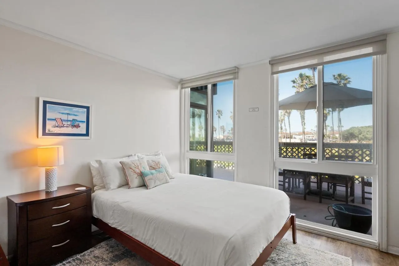 Holiday home Belmont Ocean Views - Massive Private Deck, Grill & Parking *