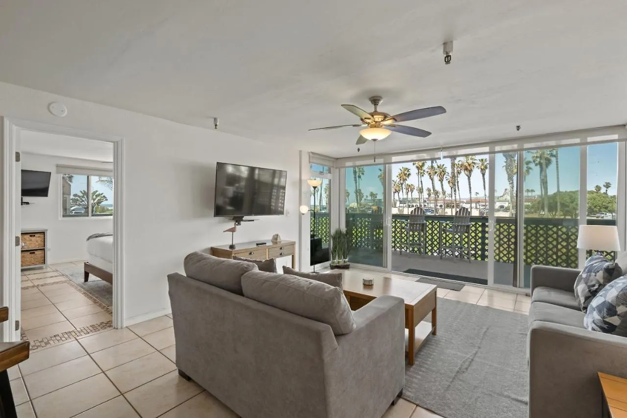 Belmont Ocean Views - Massive Private Deck, Grill & Parking Holiday home