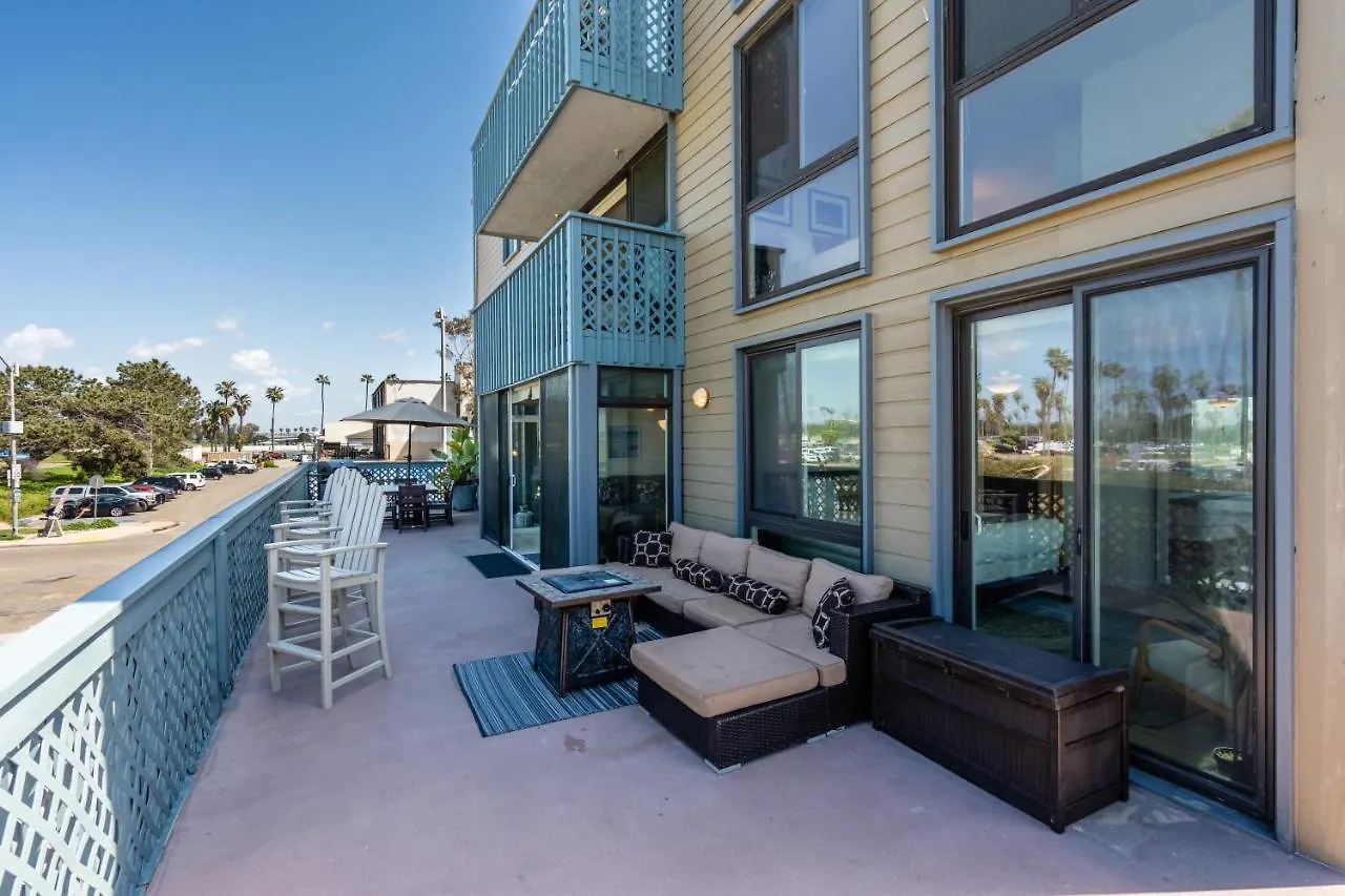 Belmont Ocean Views - Massive Private Deck, Grill & Parking *