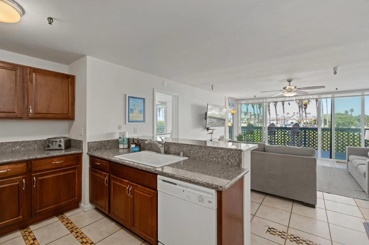 Holiday home Belmont Ocean Views - Massive Private Deck, Grill & Parking