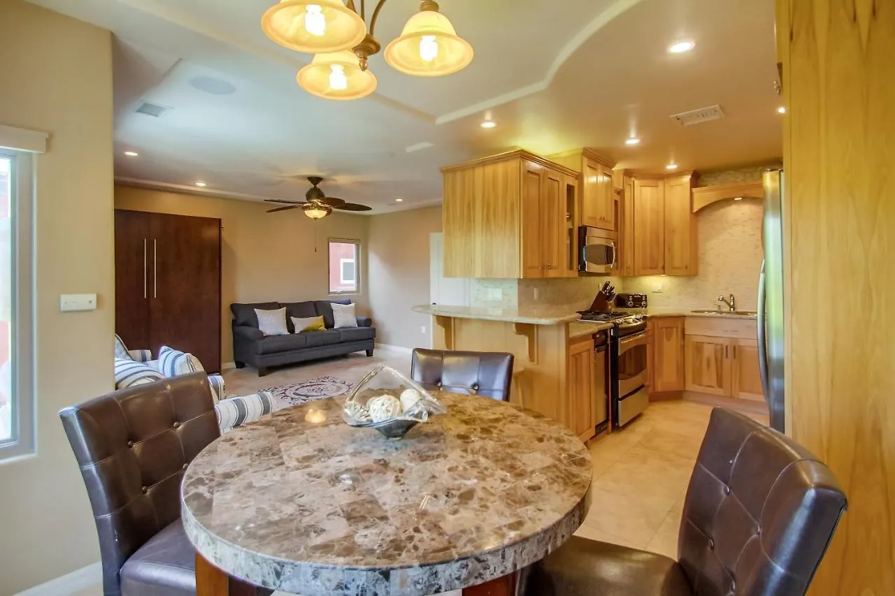 Rooftop Paradise W Private Patio, Garage & Ac بيت للعطل