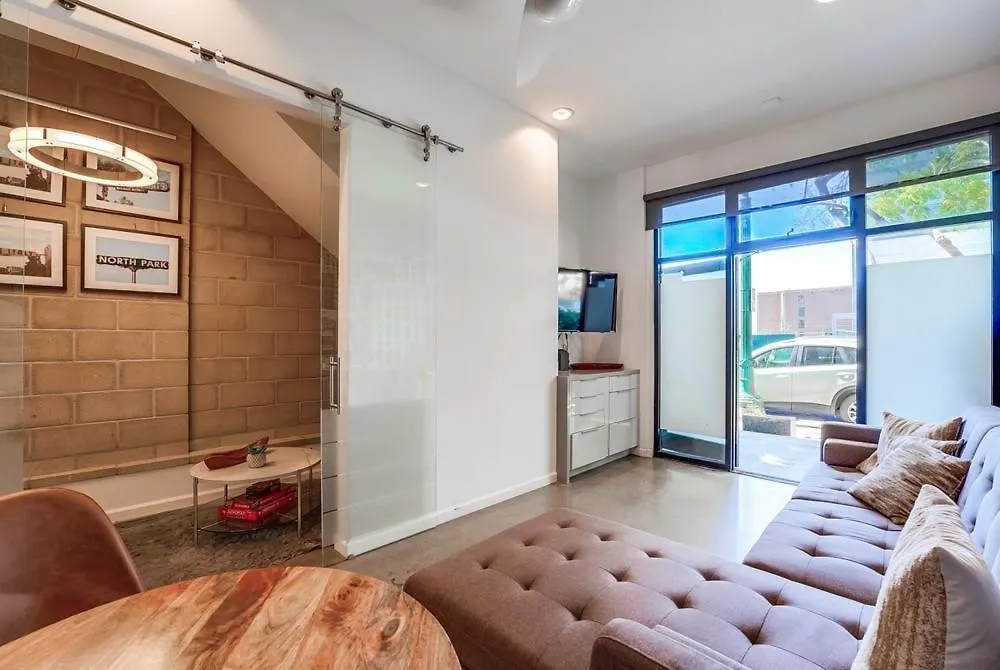 Kettner Row 1 Holiday home *