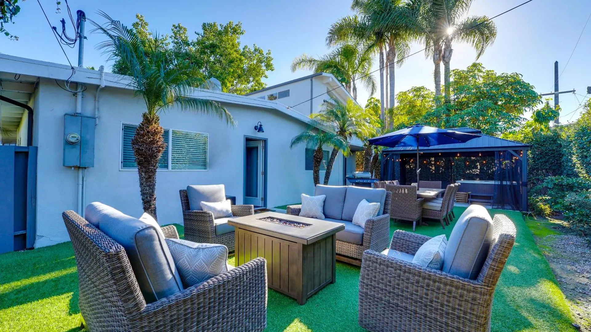 Ferienhaus Shores Perfection - Spa, Ac, Pet Friendly, Parking, Fire Pit & Massive Private Yard! *