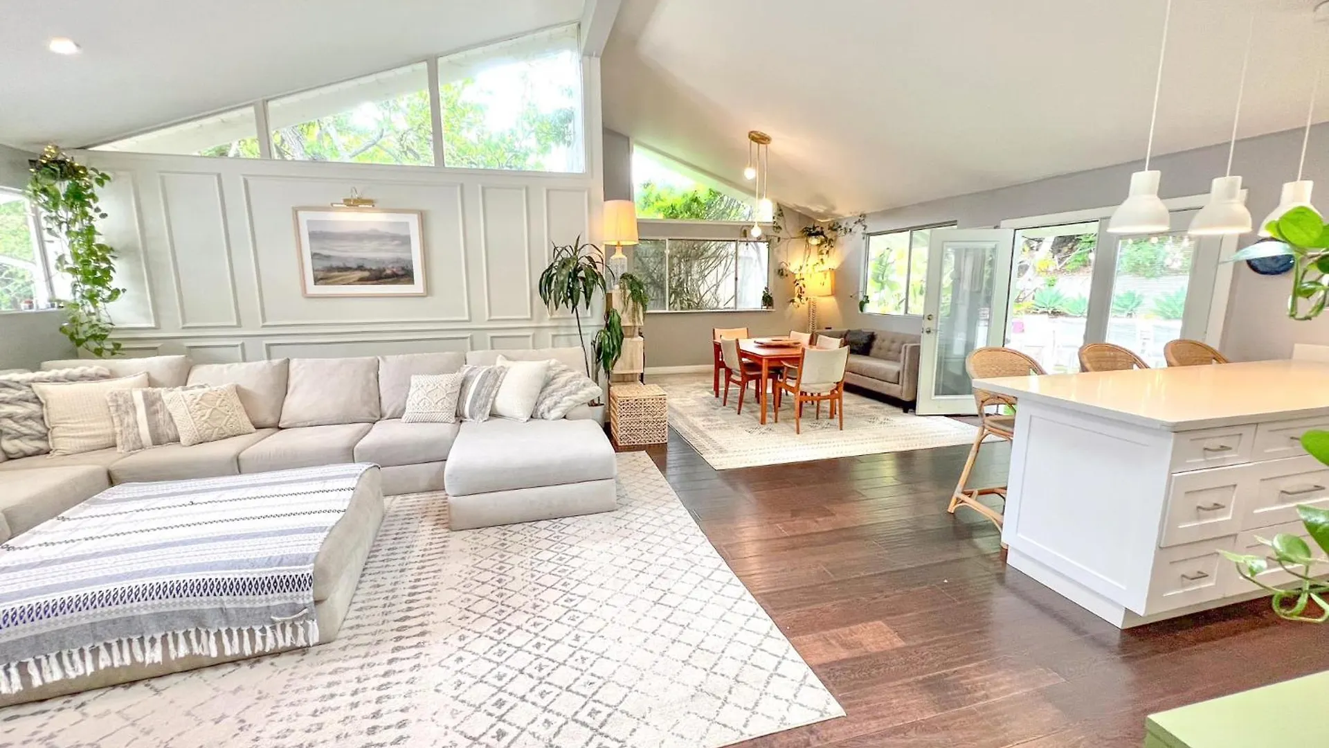 Large House With Jacuzzi, Backyard & Ping Pong