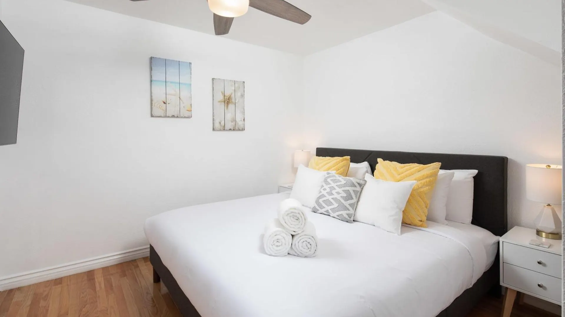 Hébergement de vacances 4 Bedroom 2 Bath With Ocean View Hot Tub Parking