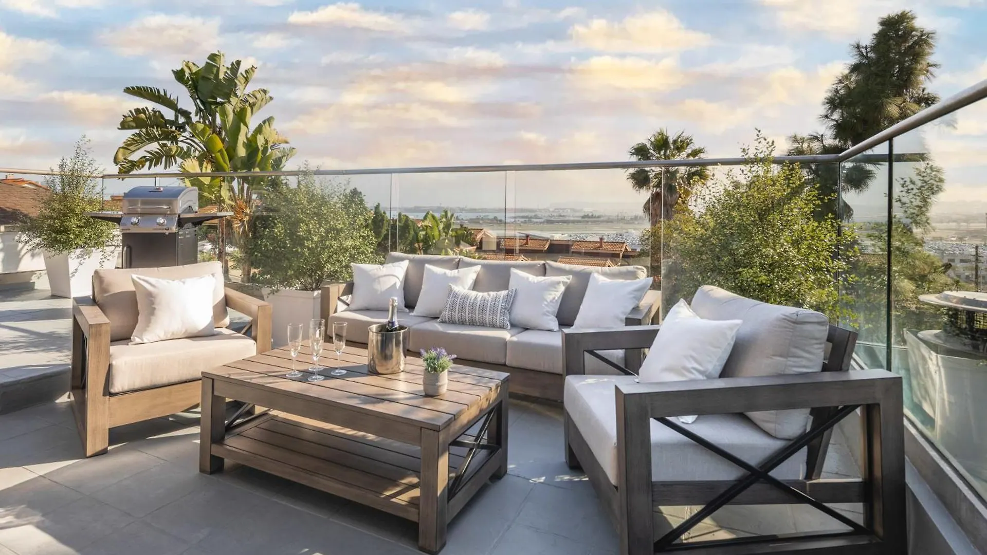 4 Bedroom 2 Bath With Ocean View Hot Tub Parking
