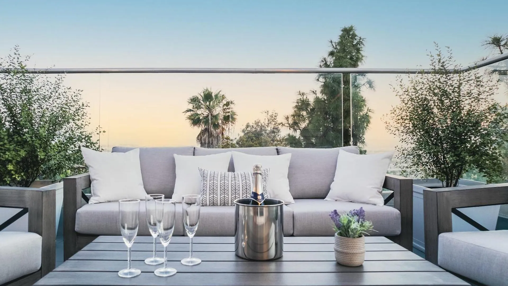 4 Bedroom 2 Bath With Ocean View Hot Tub Parking *