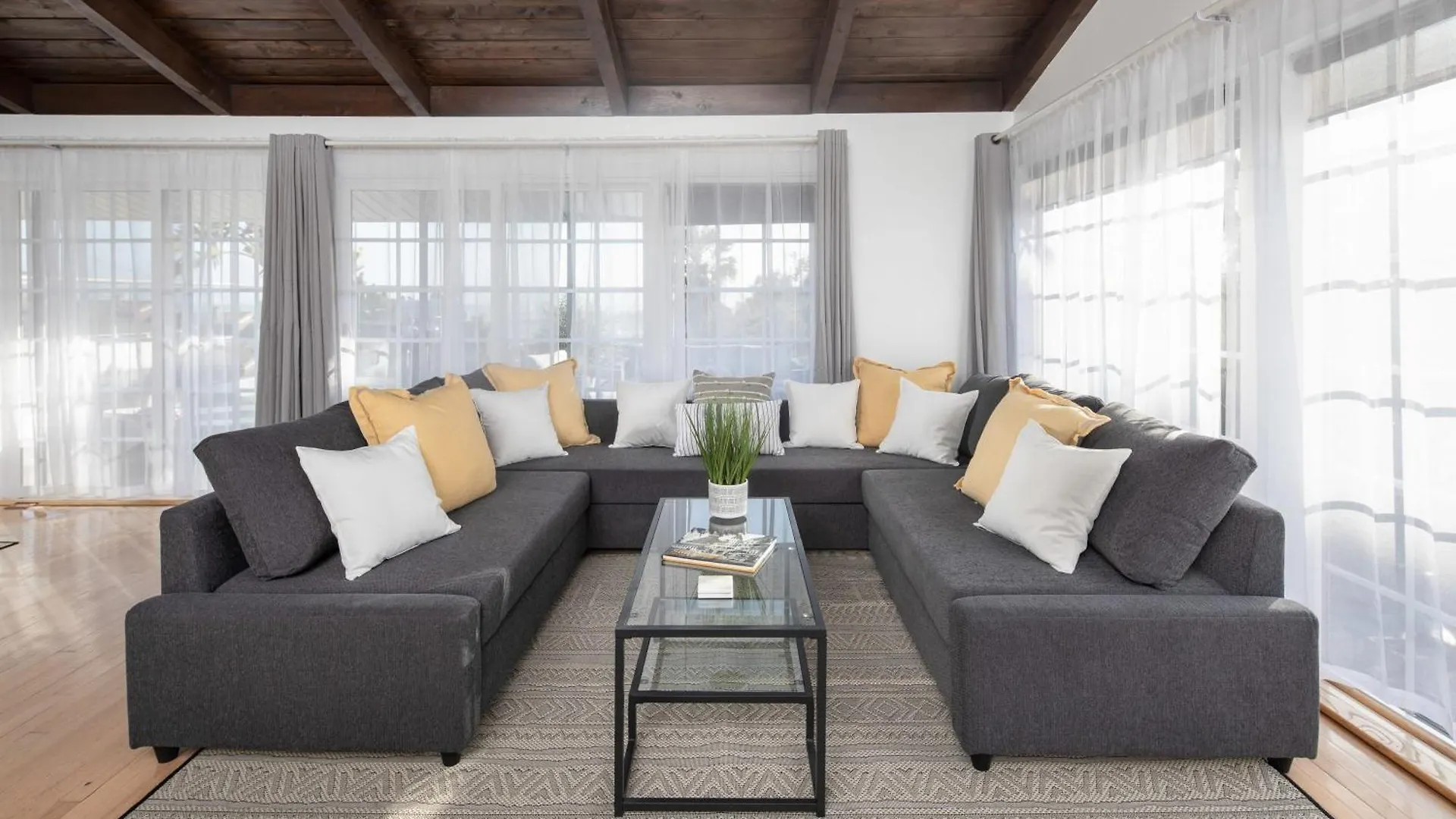 4 Bedroom 2 Bath With Ocean View Hot Tub Parking *