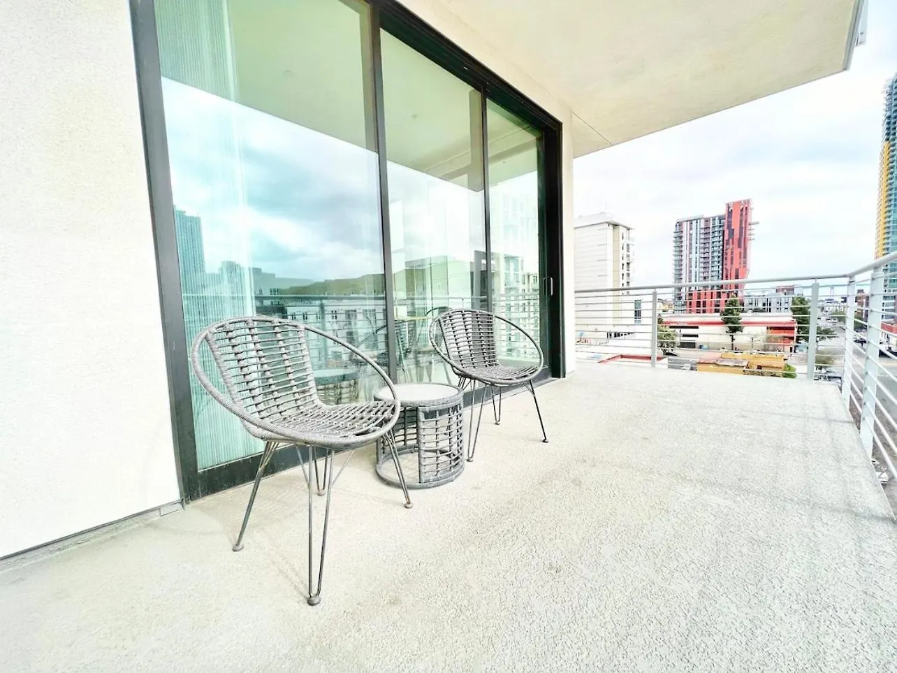 One Bedroom Wbalcony And Views! Lägenhet *