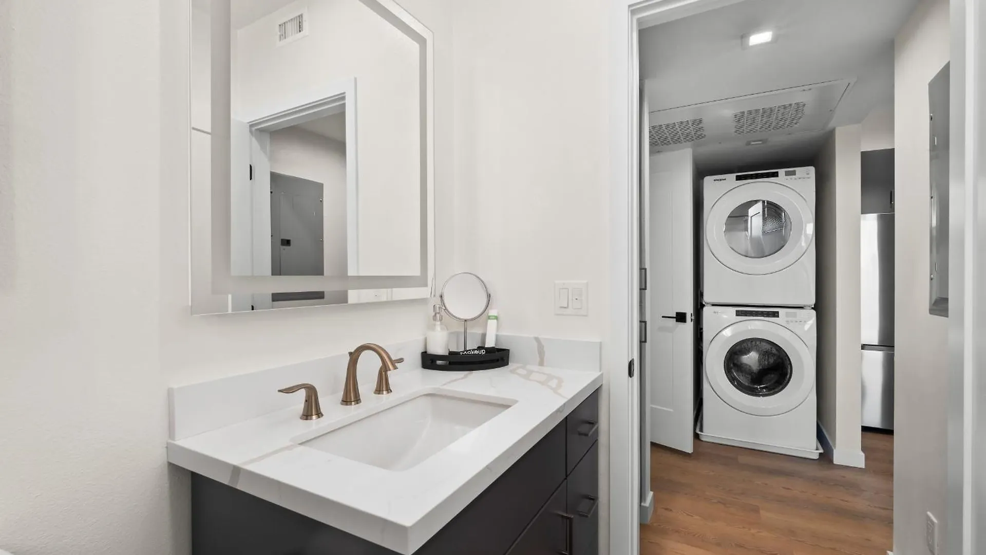 Modern 2 Bedroom King Bed Evcharger Pet-friendly Balcony San Diego