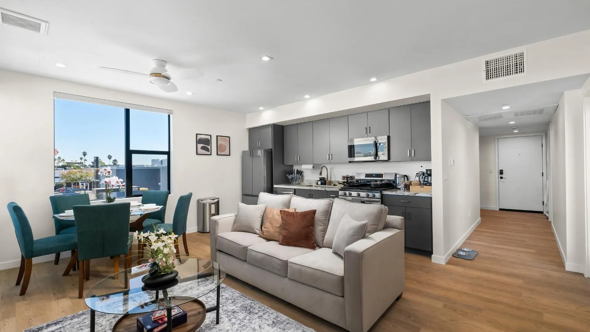 Modern 2 Bedroom King Bed Evcharger Pet-friendly Balcony Apartment San Diego