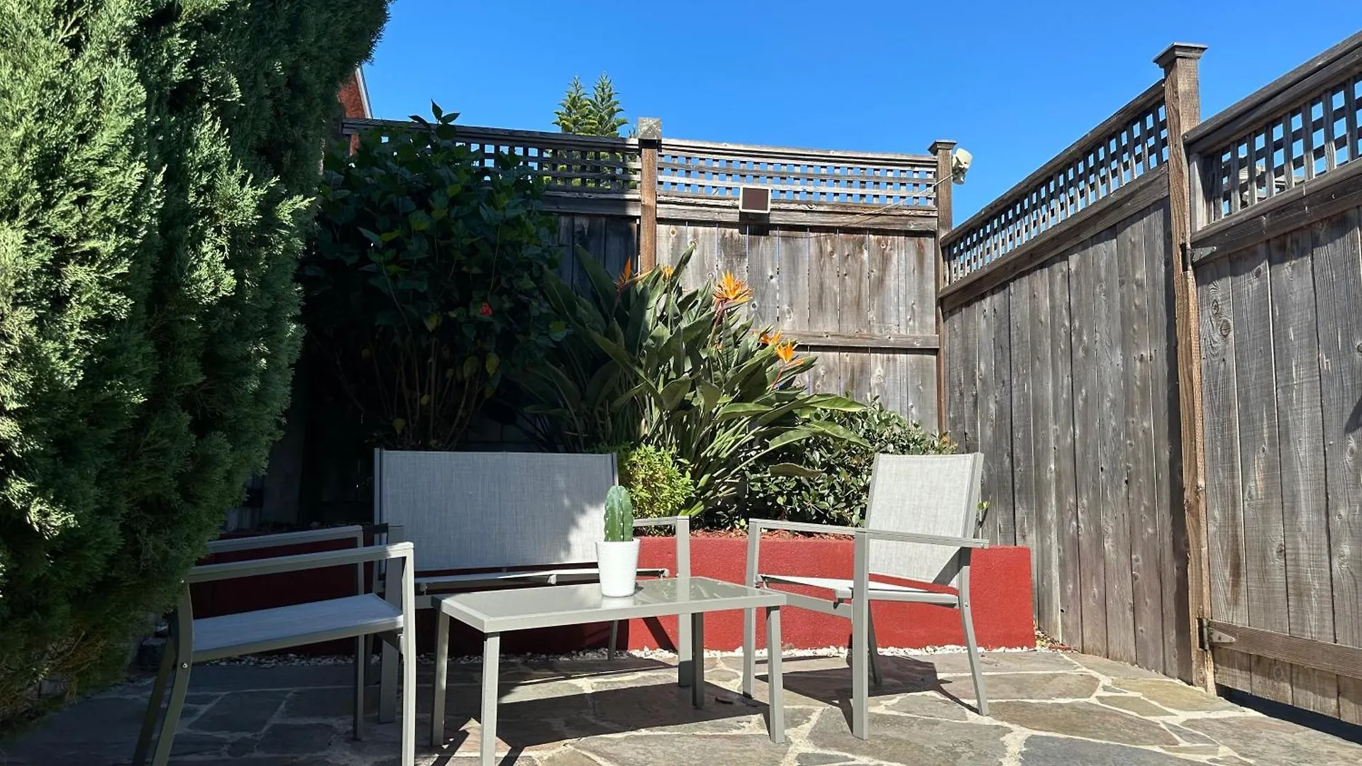 3-bedroom, Prime Location, Private Backyard! 度假居 *