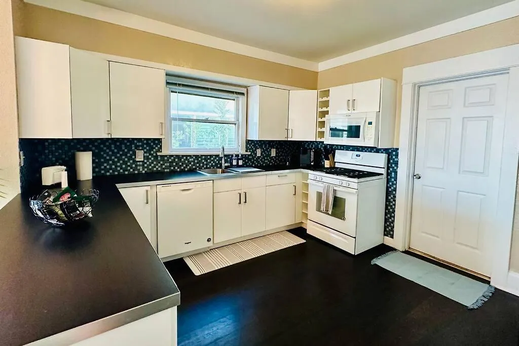 3-bedroom, Prime Location, Private Backyard! 度假居 *