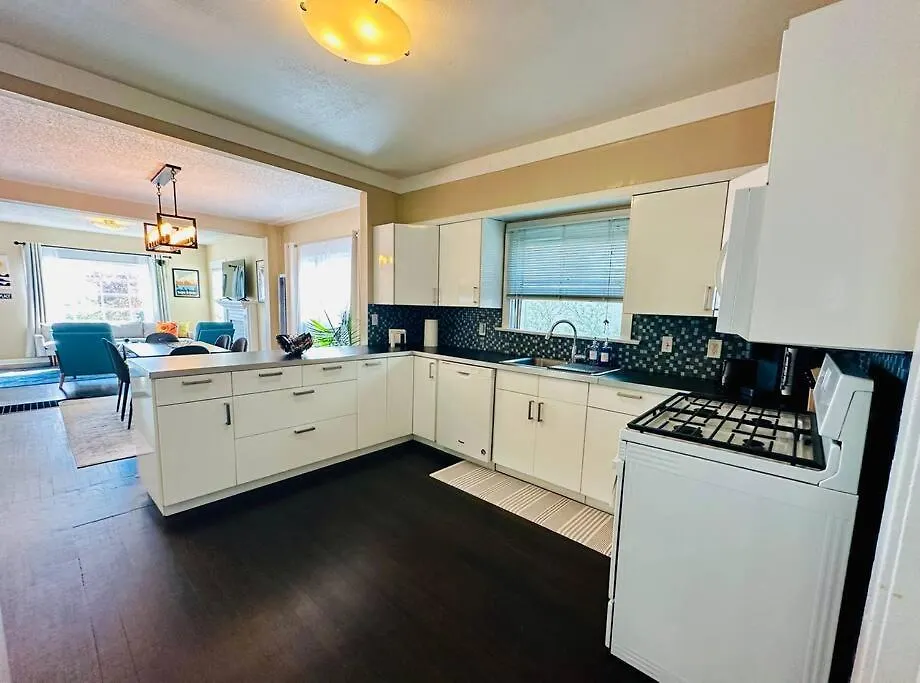 3-bedroom, Prime Location, Private Backyard! 度假居