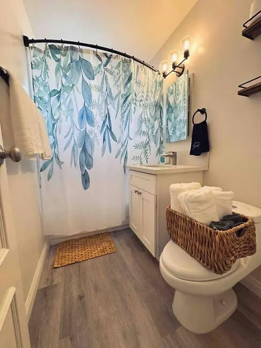 Sunny Retreat Huge Single Level With Large Yard