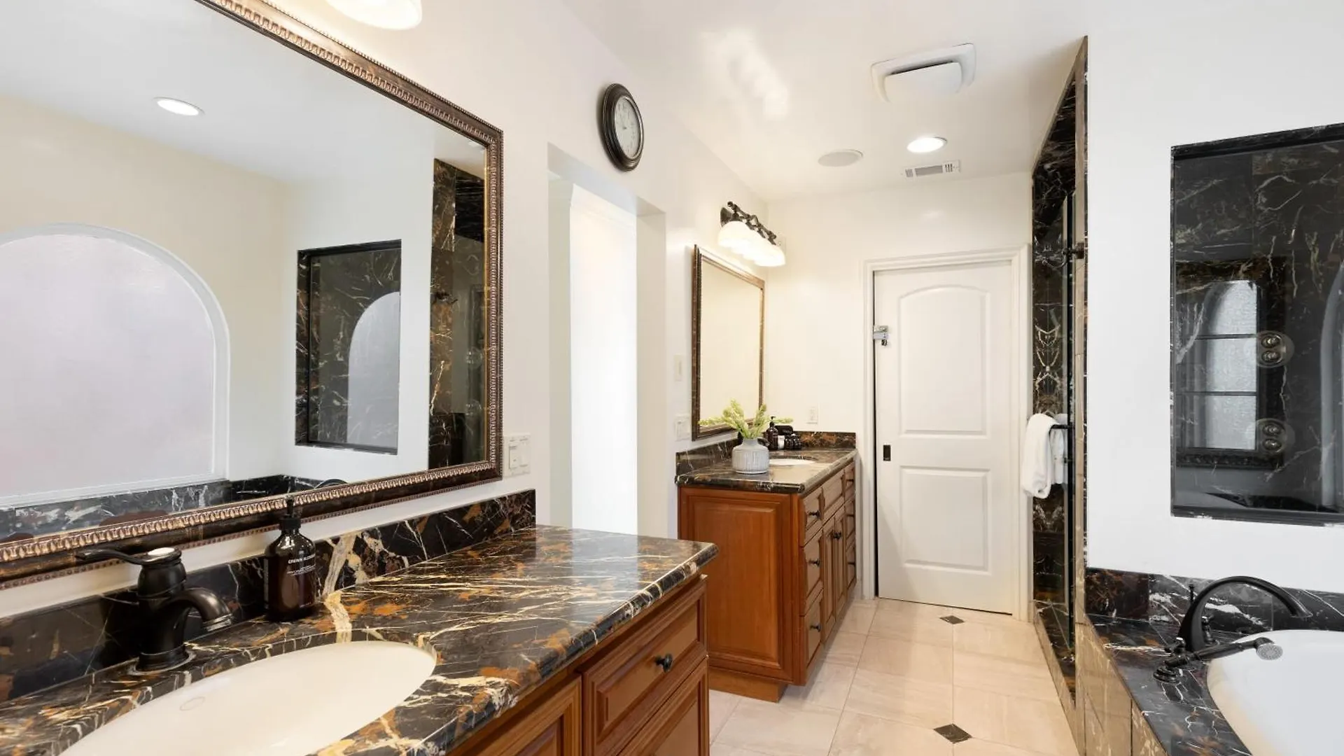 Holiday home Shoreline By Avantstay Spectacular Beachfront W Fire Pit Pool Table San Diego