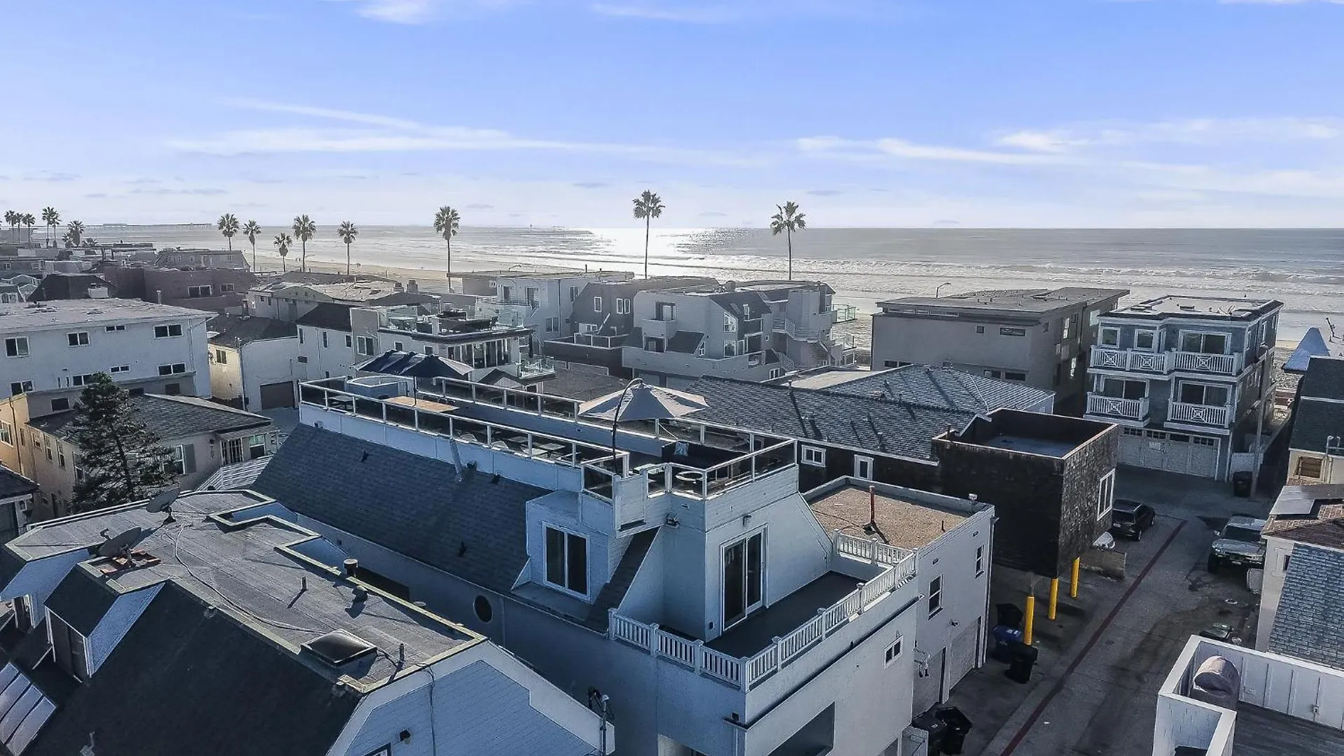 Massive With Ocean View & Amazing Rooftop Holiday home *