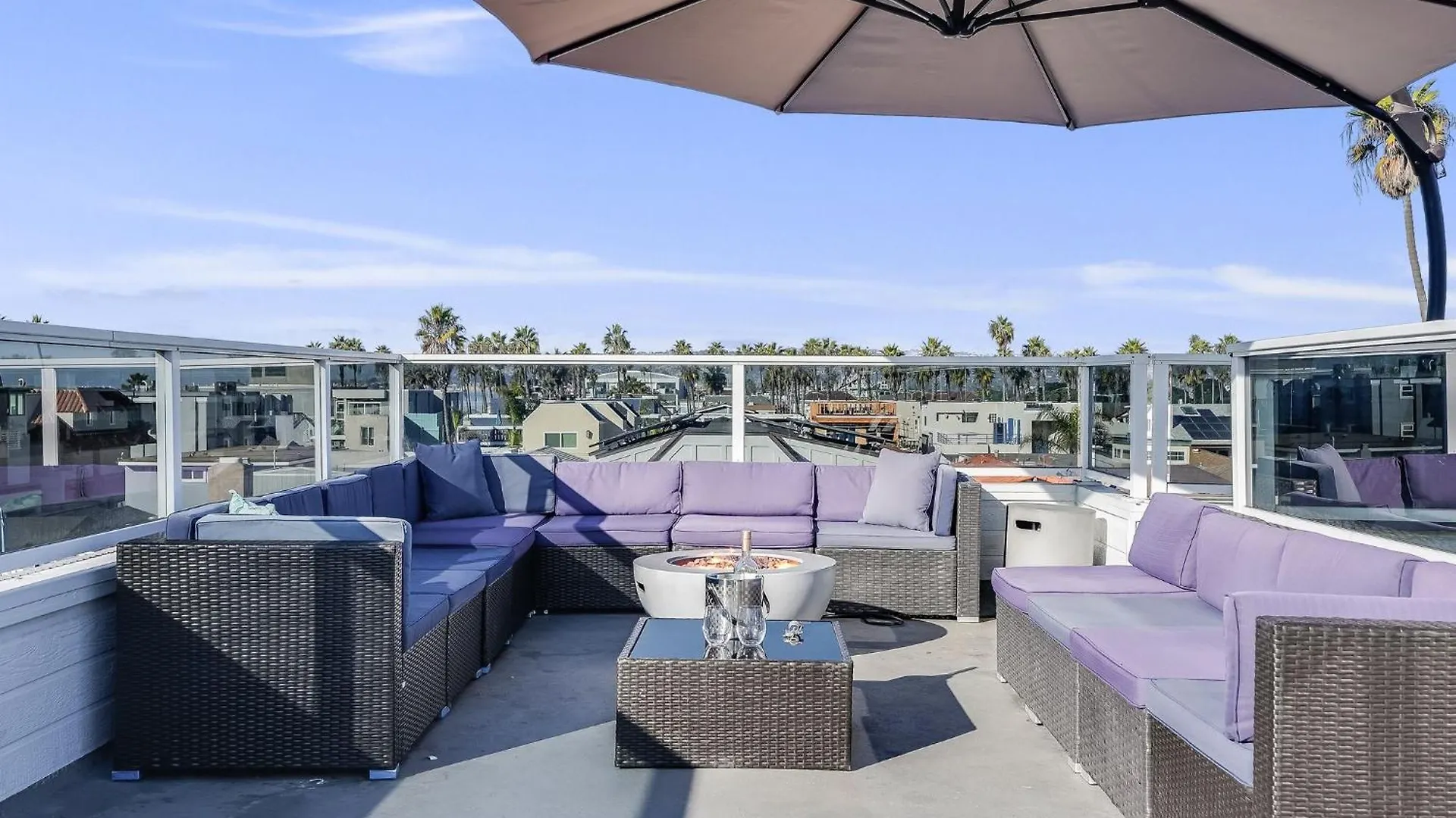 Massive With Ocean View & Amazing Rooftop Holiday home *