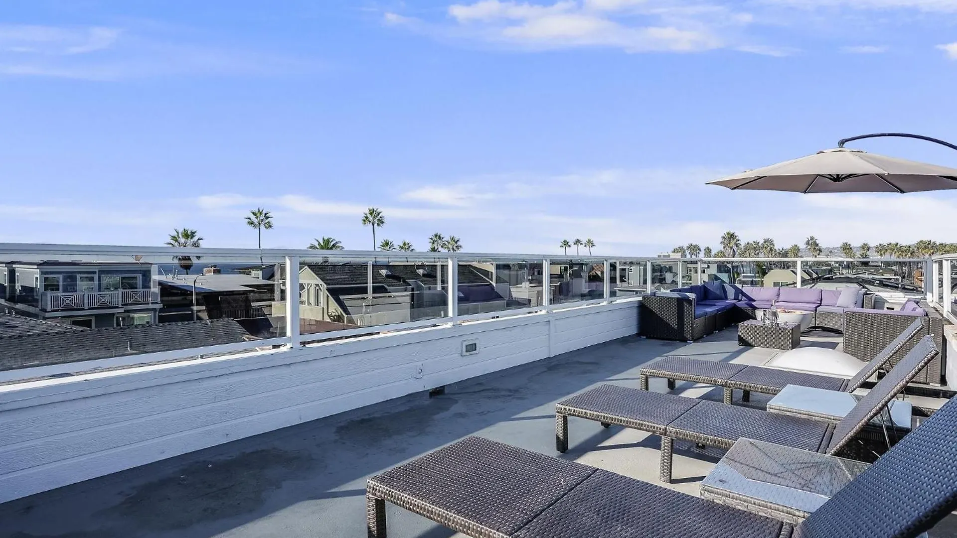 Massive With Ocean View & Amazing Rooftop Holiday home