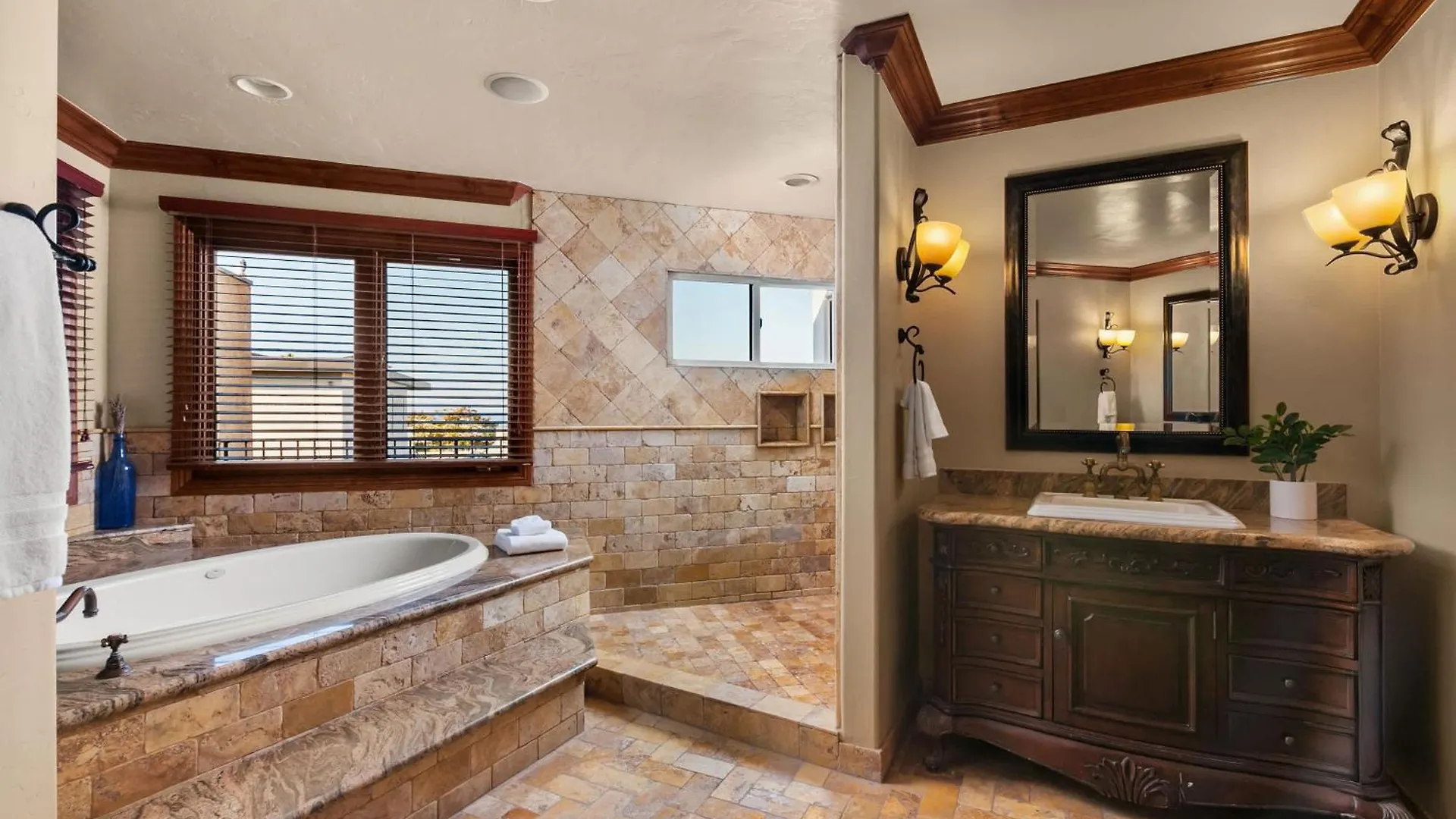 Grand Retreat Rooftop Bliss And Ocean Views *