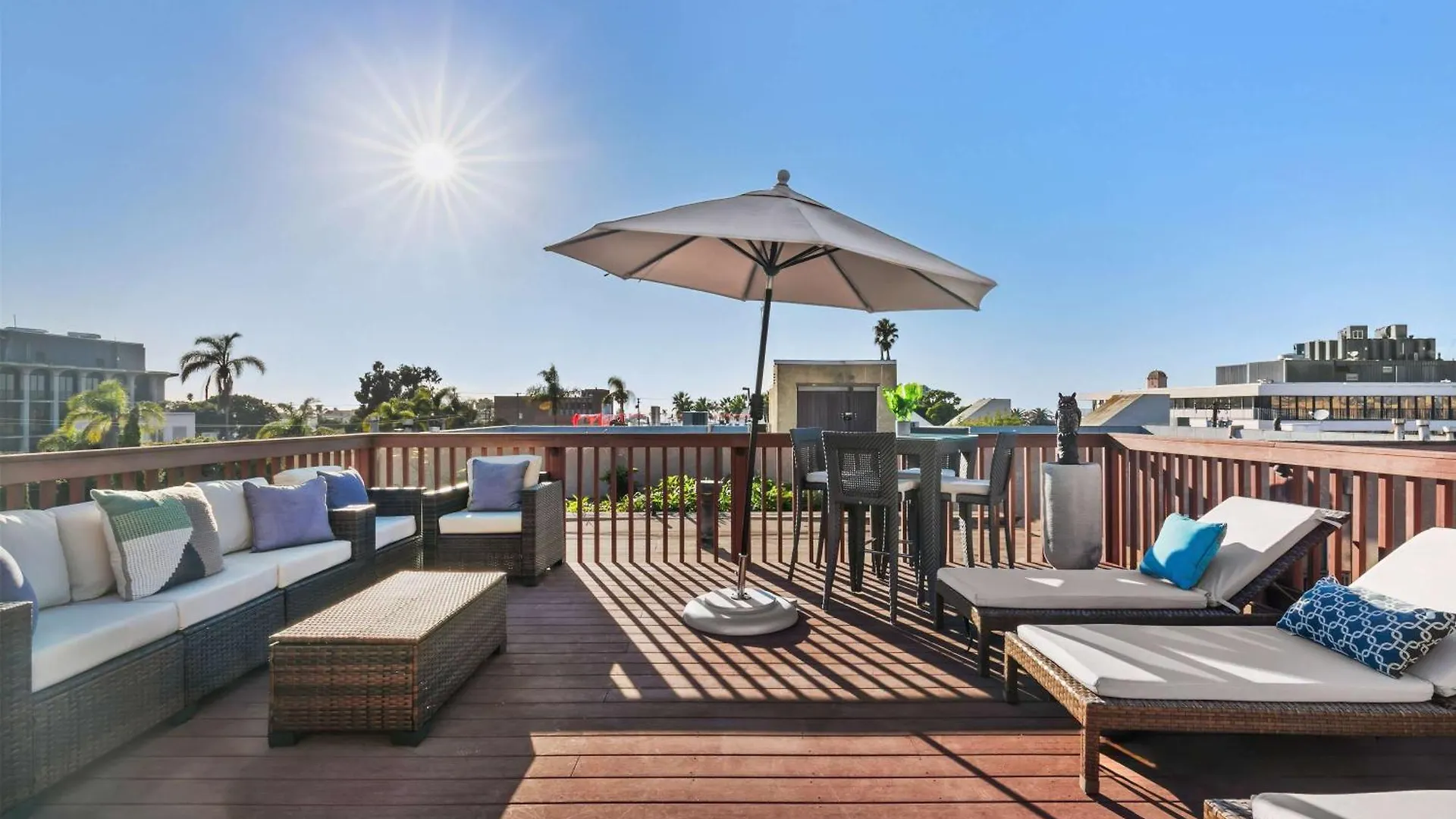 Grand Retreat Rooftop Bliss And Ocean Views Holiday home