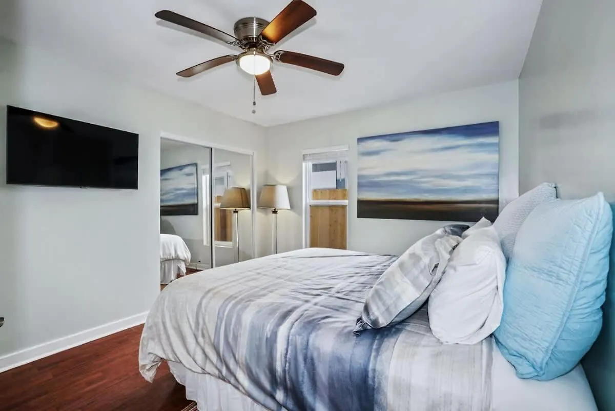 3bed 2bath Steps To The In Mb Apartment