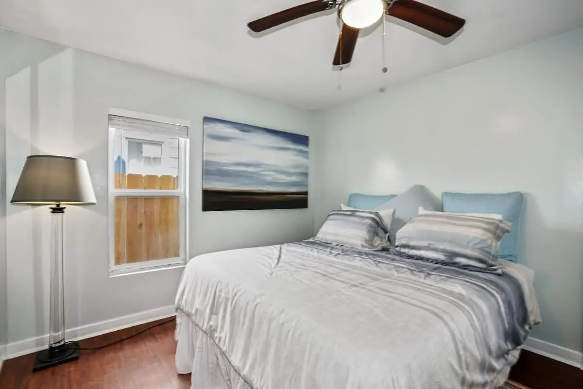 3bed 2bath Steps To The In Mb Apartment *