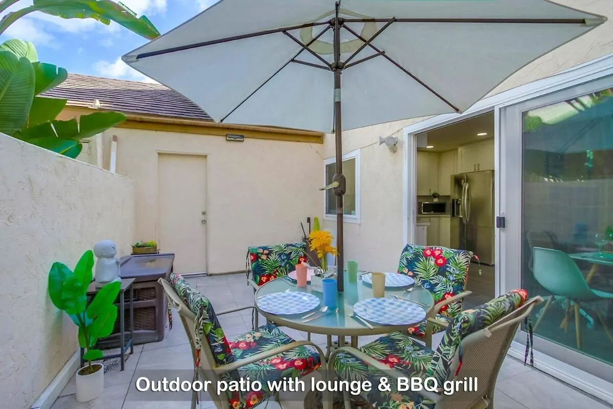 Holiday home Entire Private 4-Bedroom Home W Pool, King Bed, Garage, Prime Location