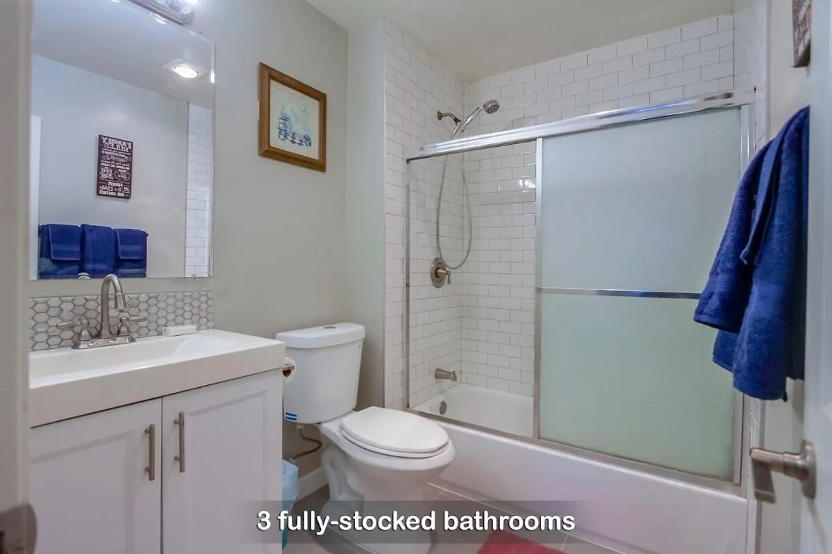 Entire Private 4-Bedroom Home W Pool, King Bed, Garage, Prime Location Holiday home San Diego