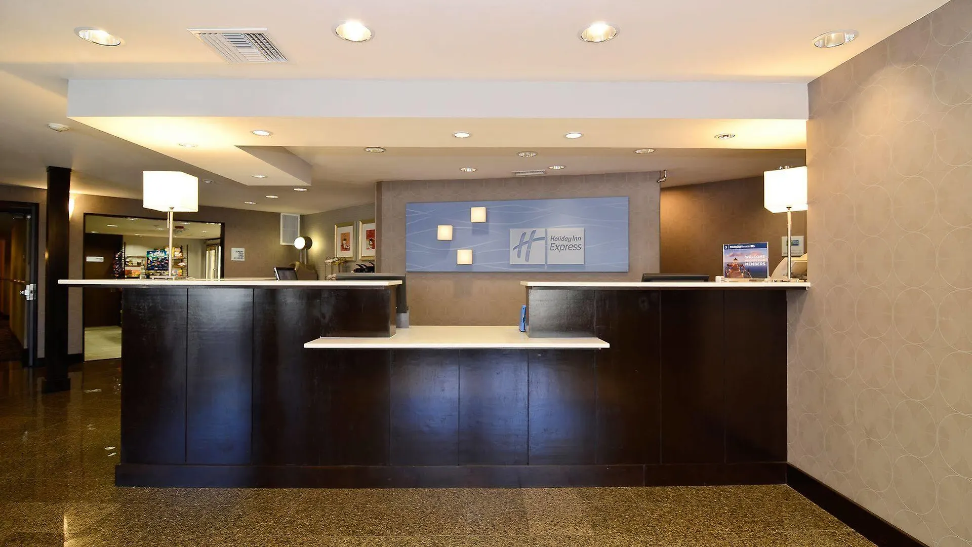 Hotel Express Airport-old Town By Ihg 2*