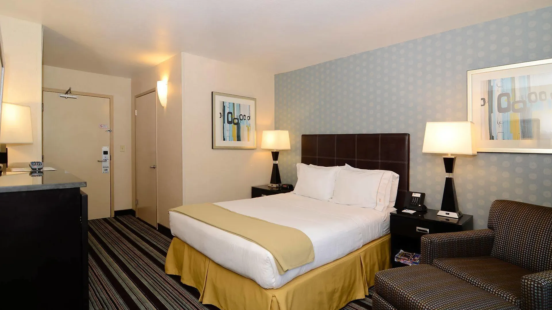 Express Airport-old Town By Ihg