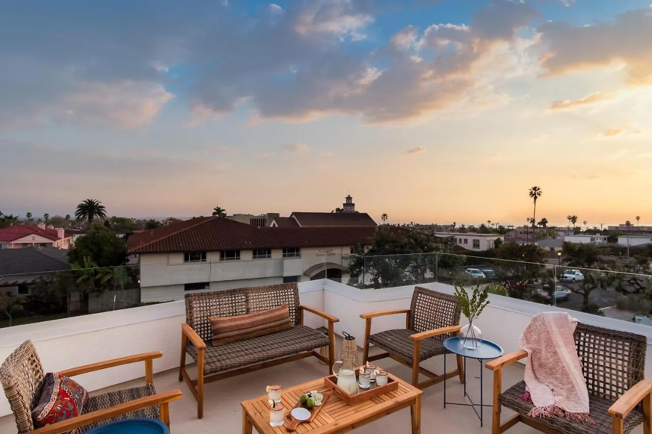 Holiday home Skyline - Modern Retreat W Spacious Patio & Rooftop Views *