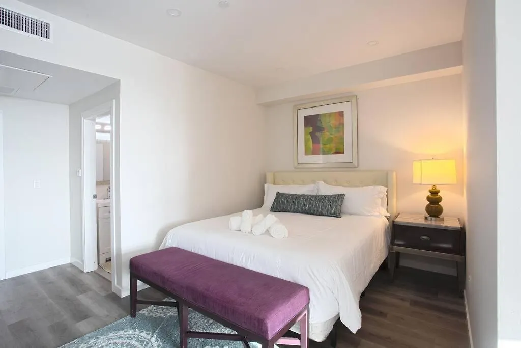 One Bedroom With Sd Downtown View