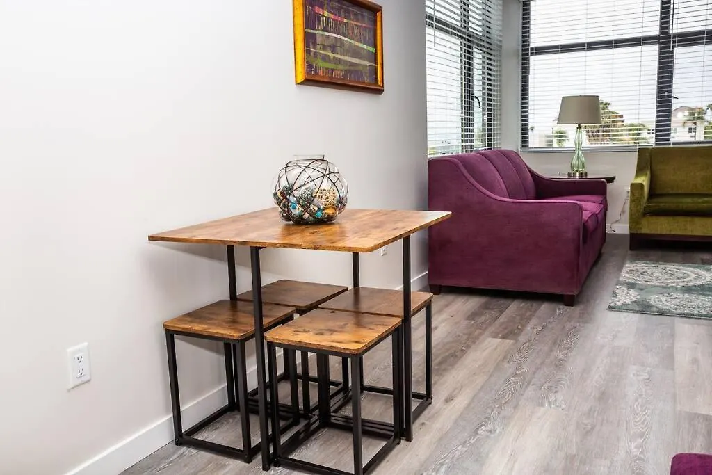 One Bedroom With Downtown View 公寓 *